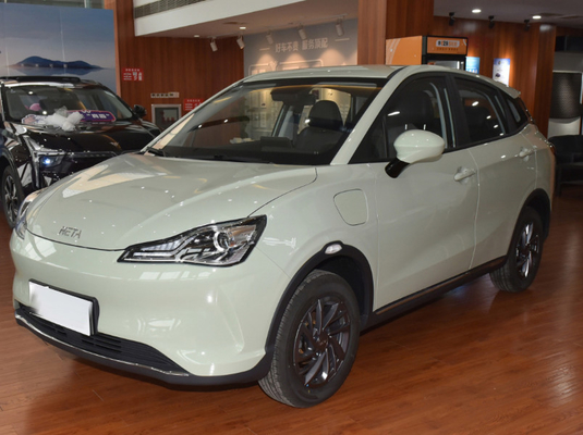 Linke Hand, die Elektro-Mobil EV-Elektroauto-31.15kwh New Energy fährt
