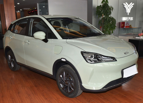 Linke Hand, die Elektro-Mobil EV-Elektroauto-31.15kwh New Energy fährt